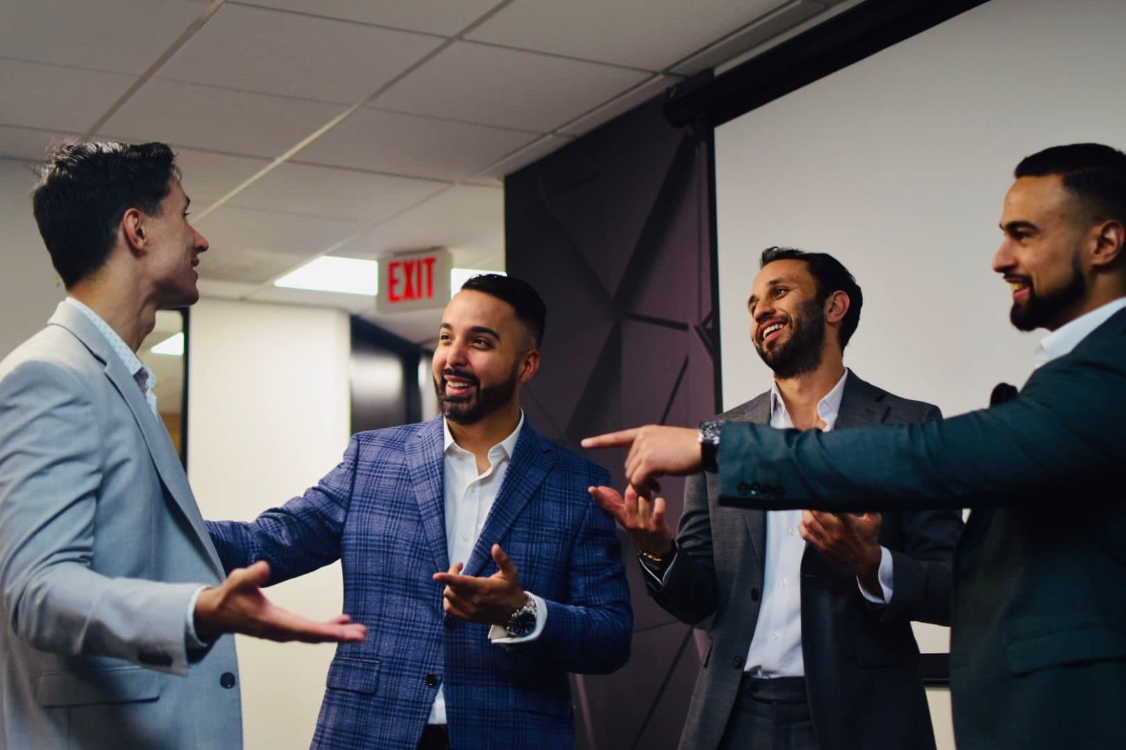 Miembros del equipo Kaizen conversando en la oficina
