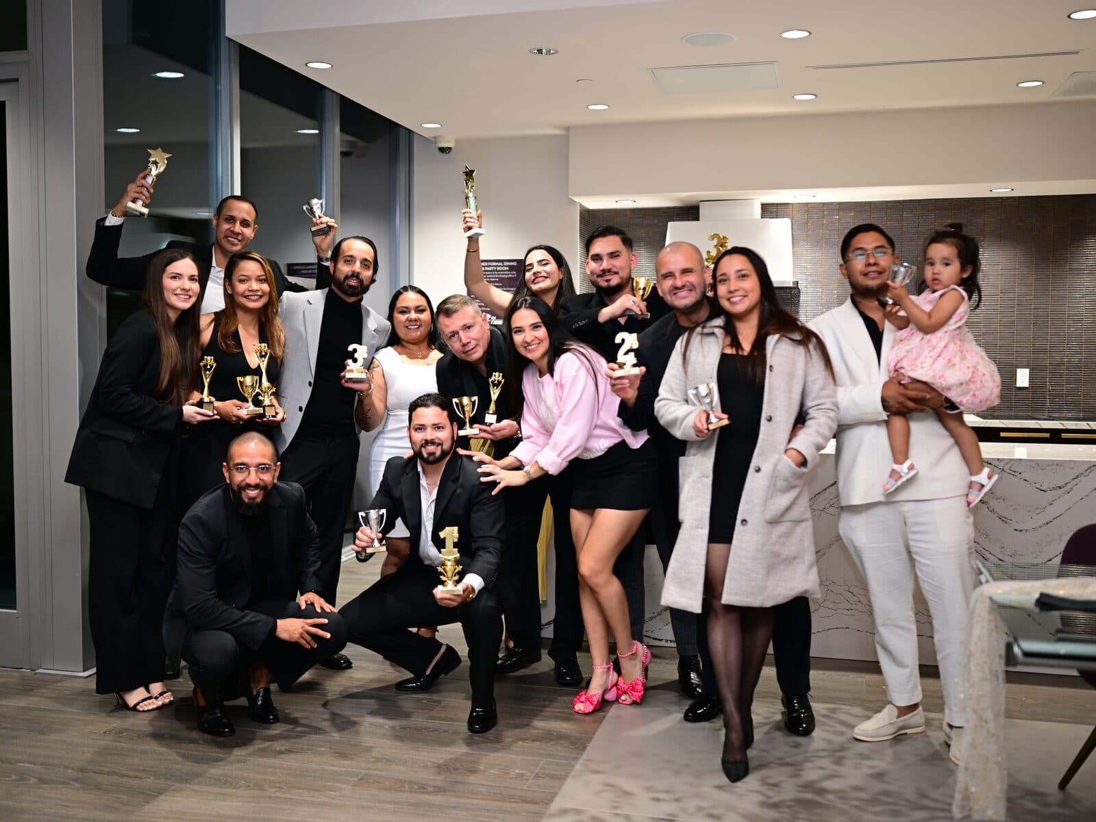 Equipo Kaizen Group celebrando sus reconocimientos en la noche de premiación